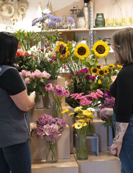 Persönliche Beratung bei der Auswahl frischer Schnittblumen