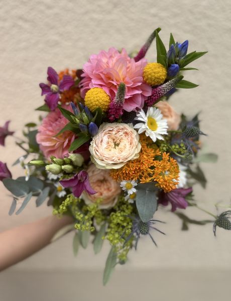 Bunter Strauß mit Dahlien, Rittersporn und Wildblumen