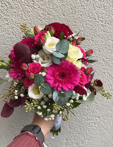 Strauß mit pinken Rosen, Gerbera und Bordeaux-Akzenten