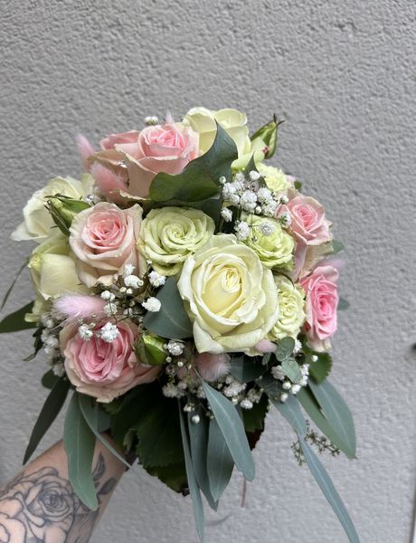 Strauß mit rosa und cremefarbenen Rosen